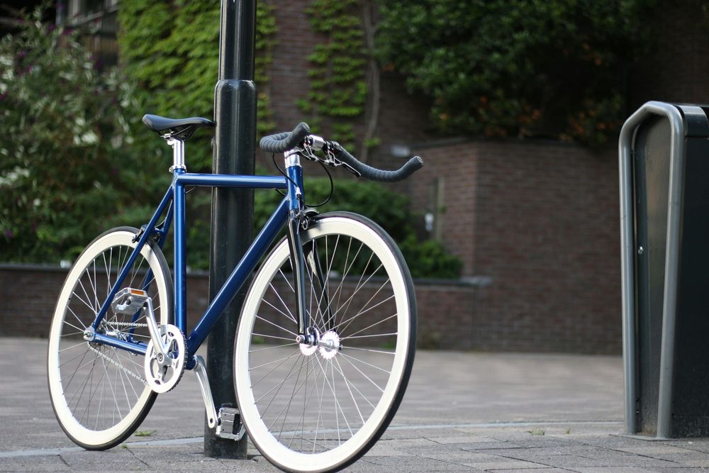 Cycliste en déplacement en ville