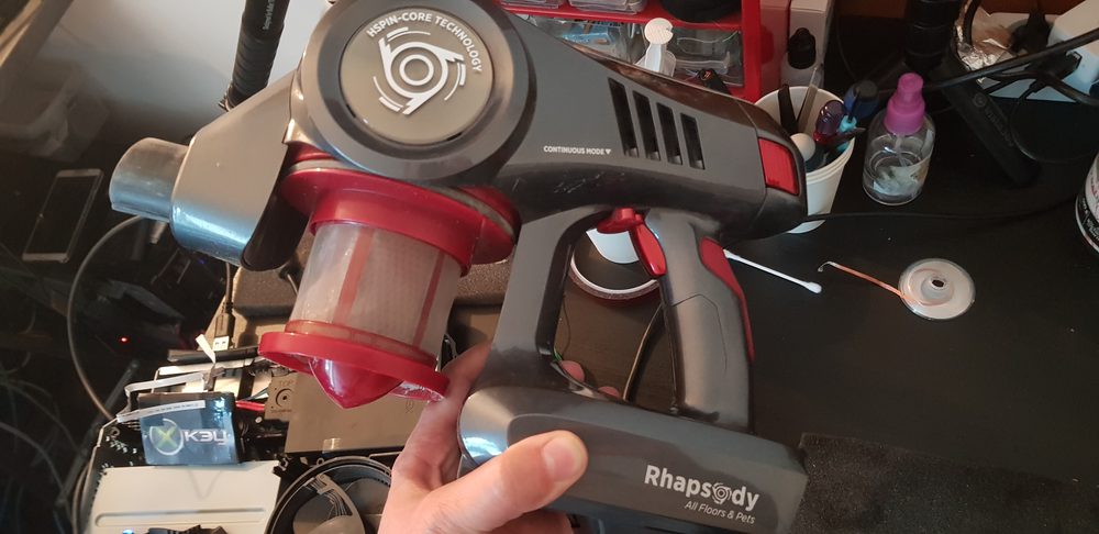 Aspirateur balai démonté avec module principal ouvert