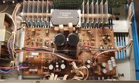 Amplificateur audio ouvert avec carte et radiateur visibles