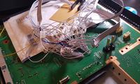 Carte électronique en cours de contrôle avec fils de test